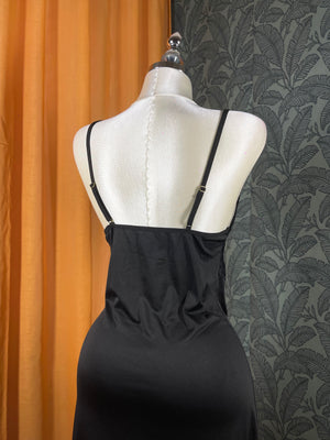 Nuisette longue noire pour femme avec dentelle élégante et fentes latérales