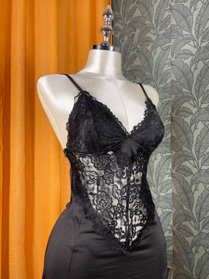 Nuisette longue noire pour femme avec dentelle élégante et fentes latérales