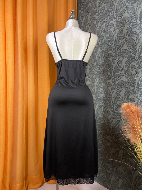 Nuisette longue noire pour femme avec dentelle élégante et fentes latérales