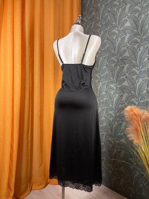 Nuisette longue noire pour femme avec dentelle élégante et fentes latérales