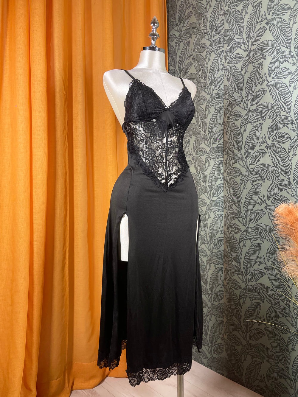 Nuisette longue noire pour femme avec dentelle élégante et fentes latérales