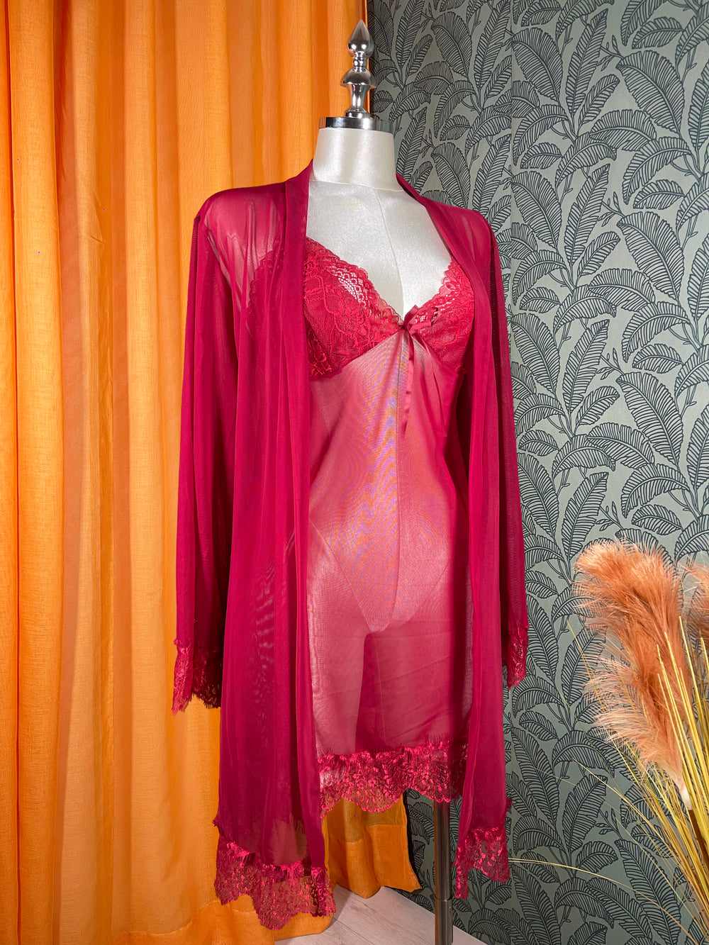 Ensemble pyjama femme avec nuisette et peignoir, dentelle élégante et coupe fluide