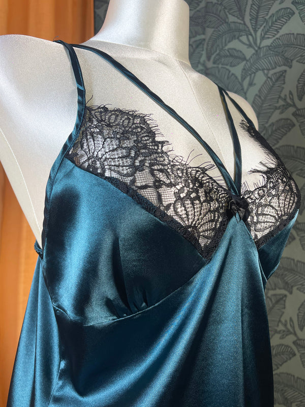 Ensemble de nuit femme avec nuisette fluide et robe de chambre en dentelle