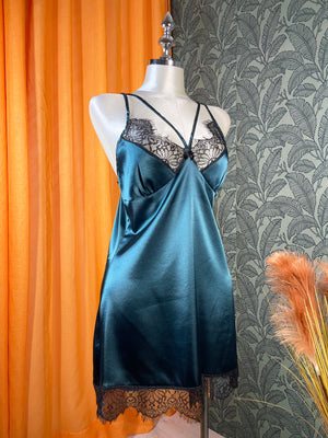 Ensemble de nuit femme avec nuisette fluide et robe de chambre en dentelle