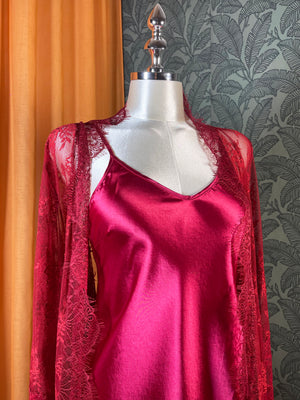 Ensemble lingerie femme deux pièces avec nuisette fluide et dentelle rouge élégante