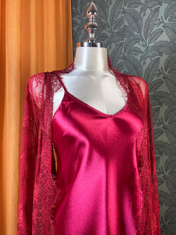 Ensemble lingerie femme deux pièces avec nuisette fluide et dentelle rouge élégante