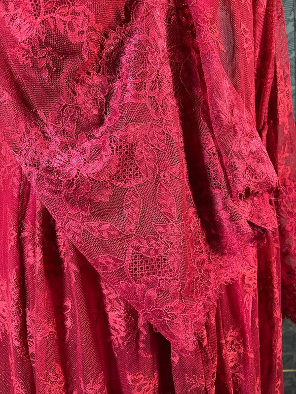 Ensemble lingerie femme deux pièces avec nuisette fluide et dentelle rouge élégante