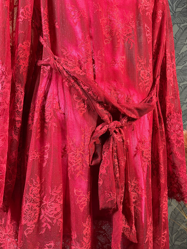 Ensemble lingerie femme deux pièces avec nuisette fluide et dentelle rouge élégante