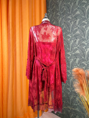 Ensemble lingerie femme deux pièces avec nuisette fluide et dentelle rouge élégante