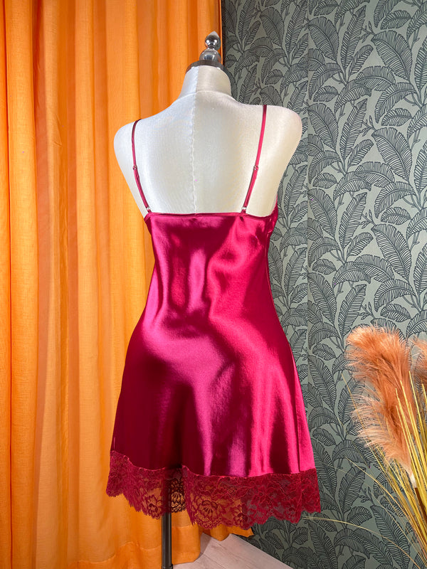 Ensemble lingerie femme deux pièces avec nuisette fluide et dentelle rouge élégante