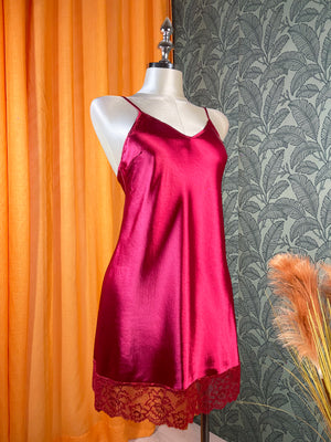 Ensemble lingerie femme deux pièces avec nuisette fluide et dentelle rouge élégante