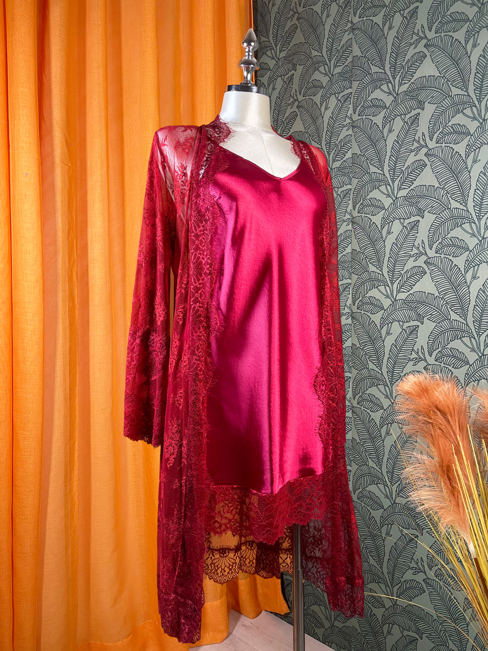 Ensemble lingerie femme deux pièces avec nuisette fluide et dentelle rouge élégante