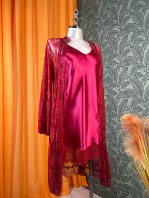 Ensemble lingerie femme deux pièces avec nuisette fluide et dentelle rouge élégante