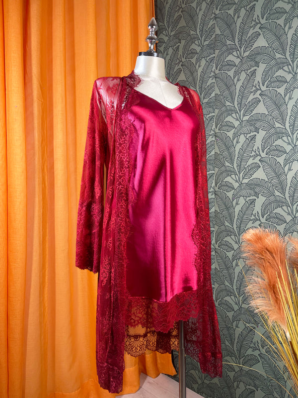 Ensemble lingerie femme deux pièces avec nuisette fluide et dentelle rouge élégante