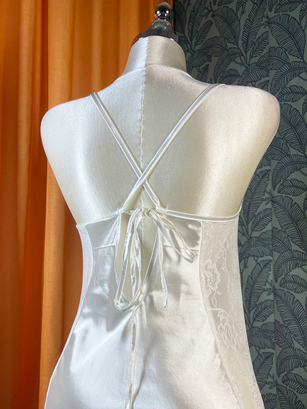 Ensemble lingerie femme deux pièces avec nuisette longue et robe en dentelle