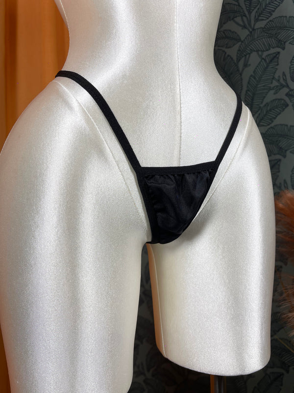 Ensemble lingerie femme quatre pièces avec jupe courte et détails décoratifs