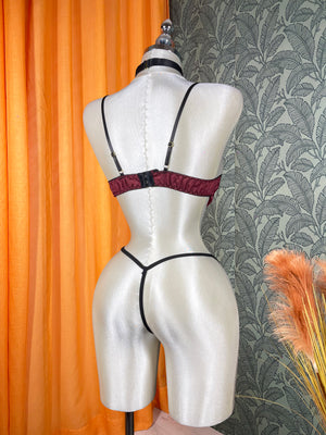 Ensemble lingerie femme quatre pièces avec jupe courte et détails décoratifs