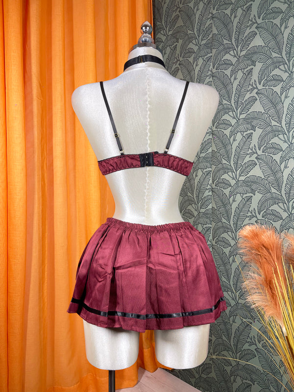 Ensemble lingerie femme quatre pièces avec jupe courte et détails décoratifs