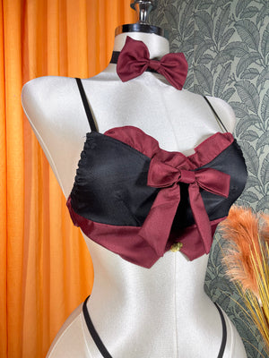 Ensemble lingerie femme quatre pièces avec jupe courte et détails décoratifs