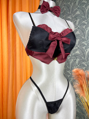 Ensemble lingerie femme quatre pièces avec jupe courte et détails décoratifs