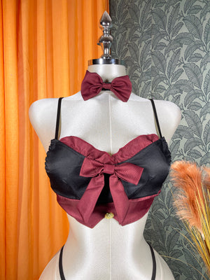 Ensemble lingerie femme quatre pièces avec jupe courte et détails décoratifs