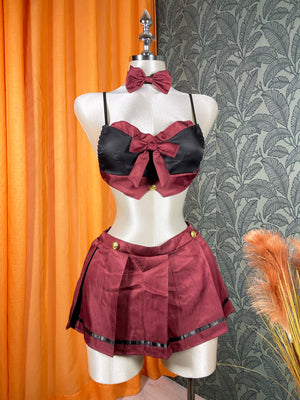 Ensemble lingerie femme quatre pièces avec jupe courte et détails décoratifs