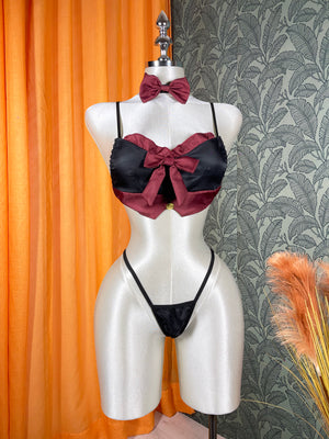 Ensemble lingerie femme quatre pièces avec jupe courte et détails décoratifs