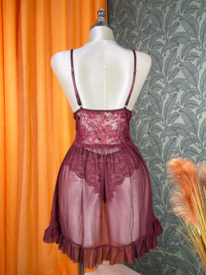 Nuisette femme col en V avec culotte assortie, dentelle délicate et coupe fluide