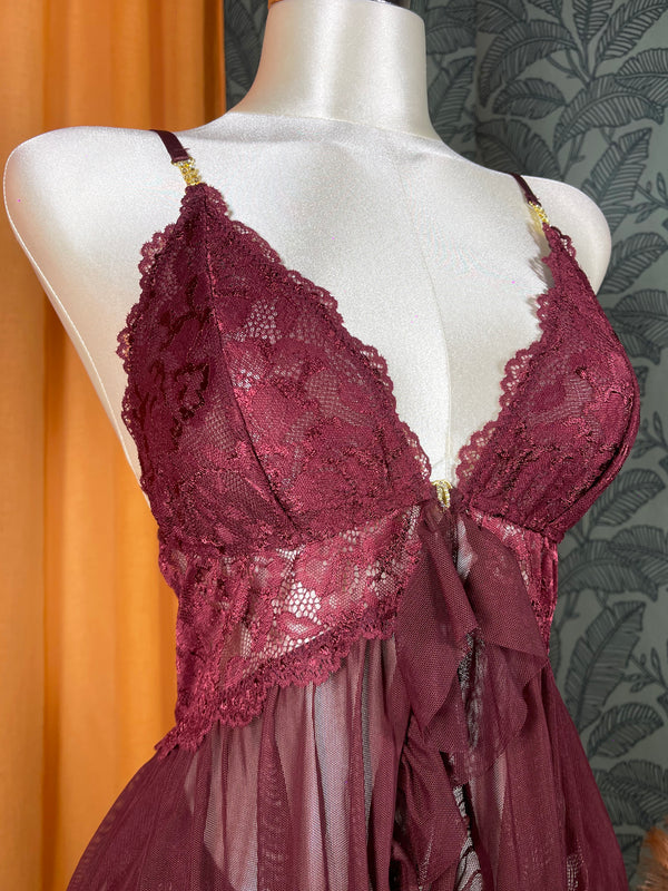 Nuisette femme col en V avec culotte assortie, dentelle délicate et coupe fluide