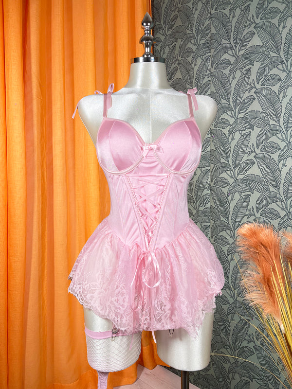 Ensemble femme quatre pièces avec robe courte en dentelle et accessoires assortis