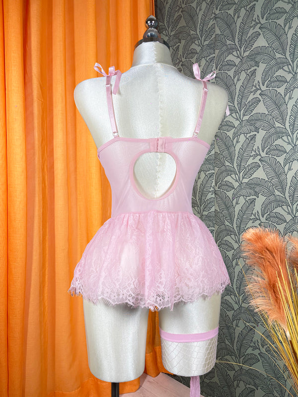 Ensemble femme quatre pièces avec robe courte en dentelle et accessoires assortis