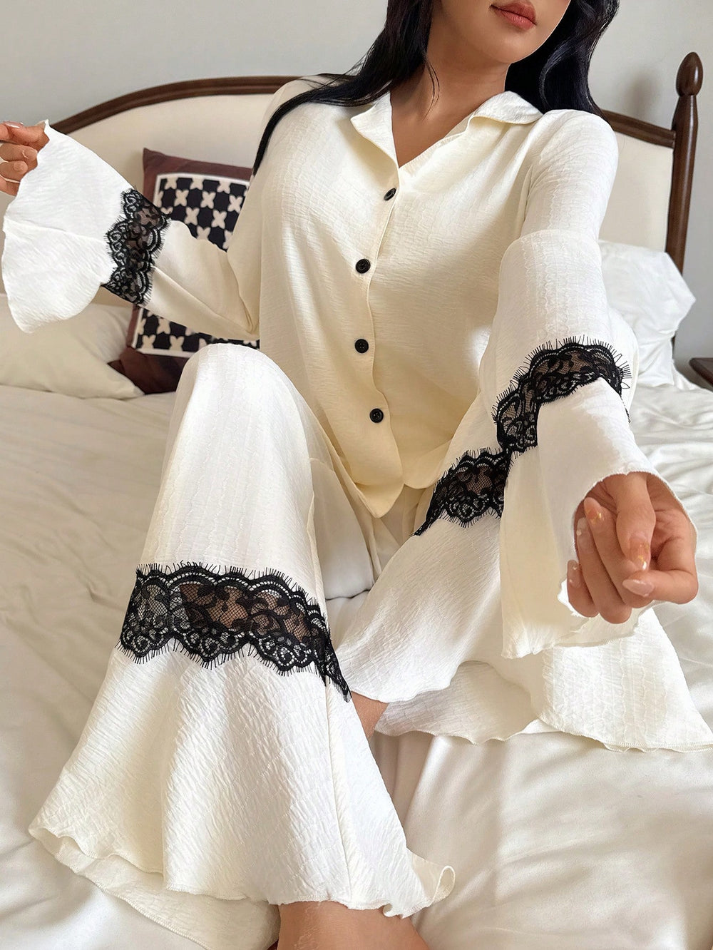 Pyjama Deux Pièces Blanc Cassé avec Dentelle Noire