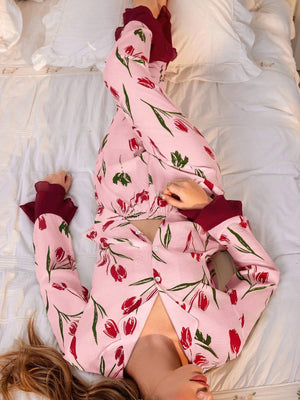 Pyjama deux pièces fleuri en satin rose avec volants bordeaux