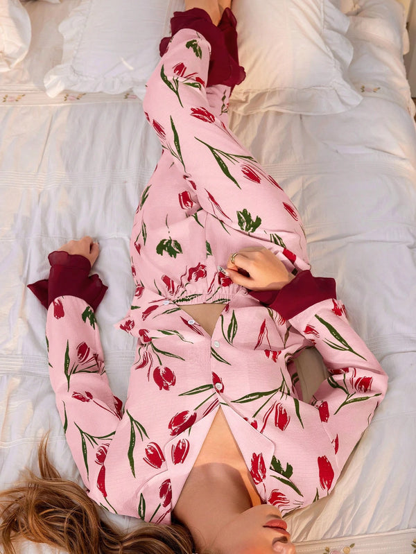 Pyjama deux pièces fleuri en satin rose avec volants bordeaux